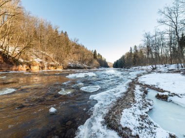 Kışın donmuş nehir