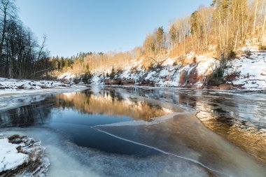 Kışın donmuş nehir