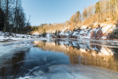 Kışın donmuş nehir