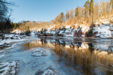 Kışın donmuş nehir