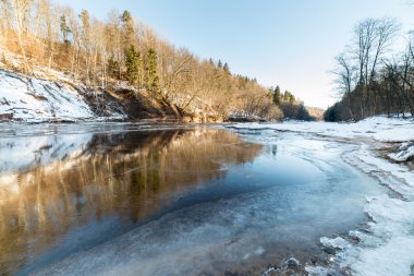 Kışın donmuş nehir