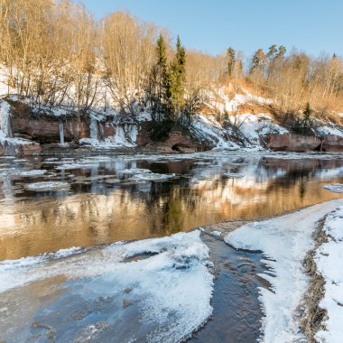 Kışın donmuş nehir