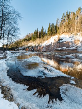 Kışın donmuş nehir
