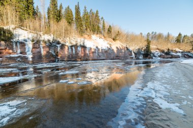 Kışın donmuş nehir