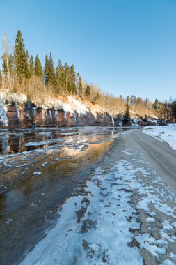 Kışın donmuş nehir
