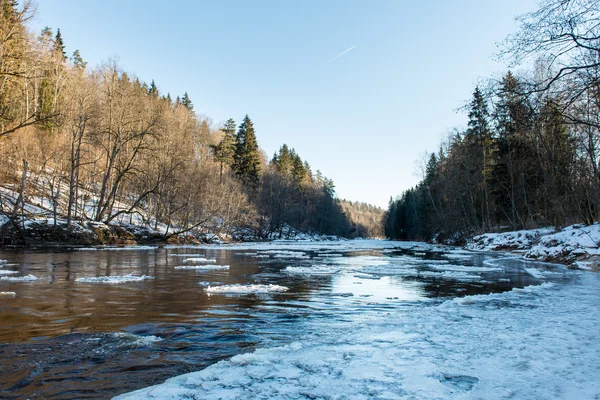 Rivière gelée en hiver — Photo