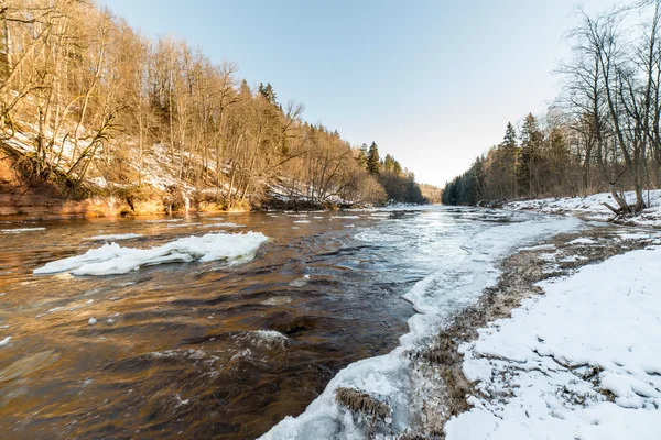 Río congelado en invierno — Foto de Stock