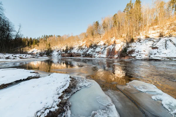 Río congelado en invierno — Foto de Stock