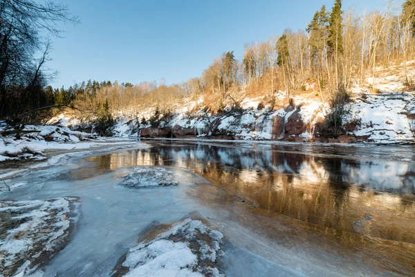 Rio congelado no inverno — Fotografia de Stock