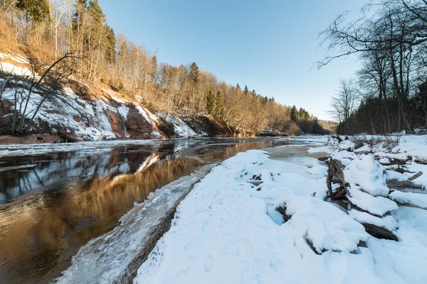 Rivière gelée en hiver — Photo