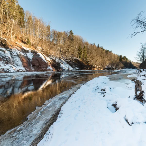 Rio congelado no inverno — Fotografia de Stock