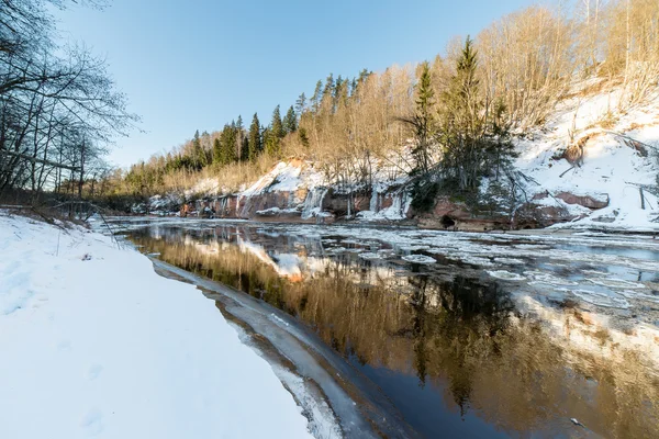 Rio congelado no inverno — Fotografia de Stock