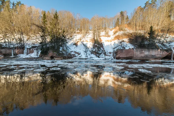 Sungai beku di musim dingin — Stok Foto