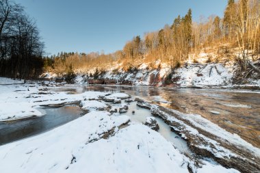 Kışın donmuş nehir