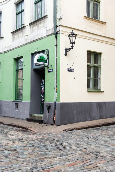 Vista de la calle del centro de la ciudad vieja de riga, latvia — Foto de Stock