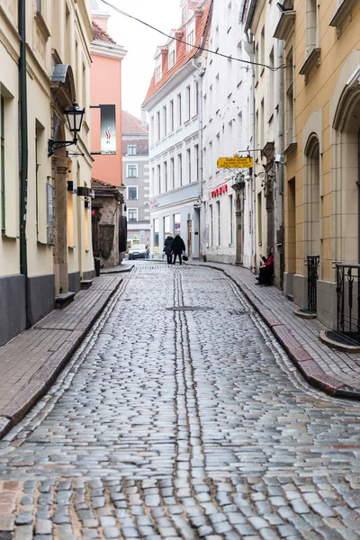 Vista de la calle del centro de la ciudad vieja de riga, latvia — Foto de Stock