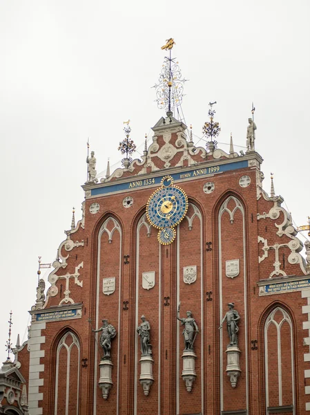 Vista de la calle del centro de la ciudad vieja de riga, latvia — Foto de Stock