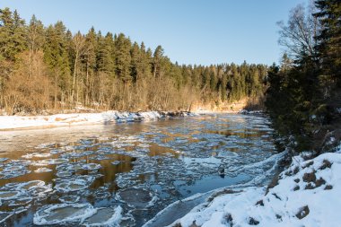 Kışın donmuş nehir