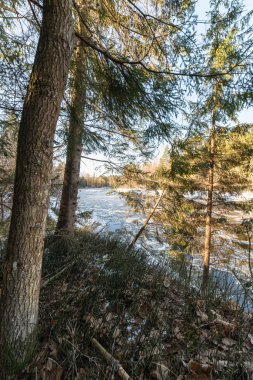 Kışın donmuş nehir