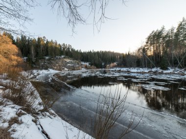 Kışın donmuş nehir