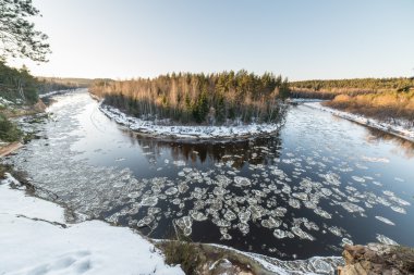 Kışın donmuş nehir