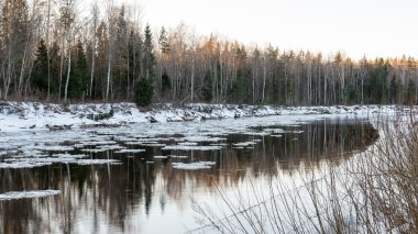 Kışın donmuş nehir