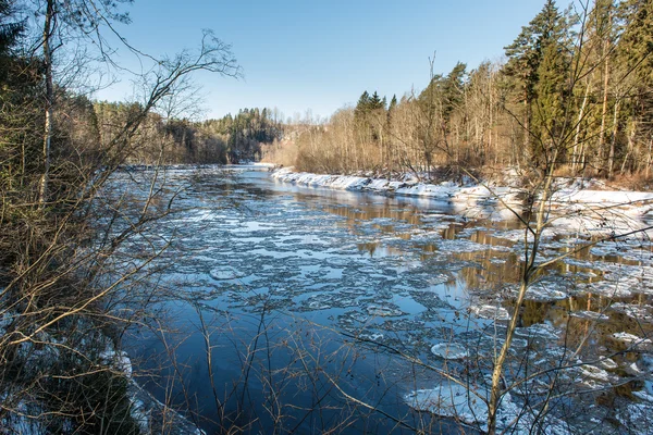 Rivière gelée en hiver — Photo
