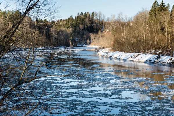 Rivière gelée en hiver — Photo