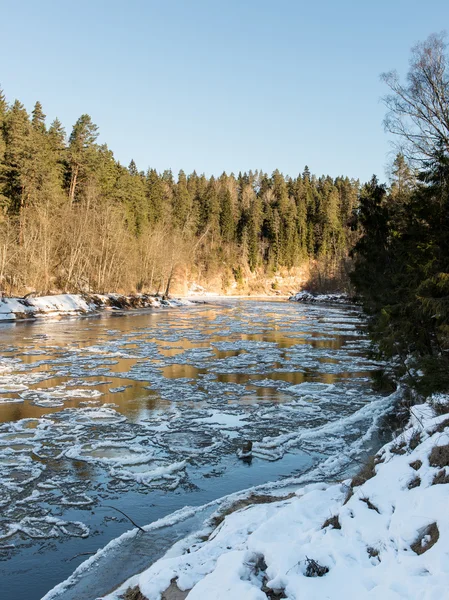 Rivière gelée en hiver — Photo