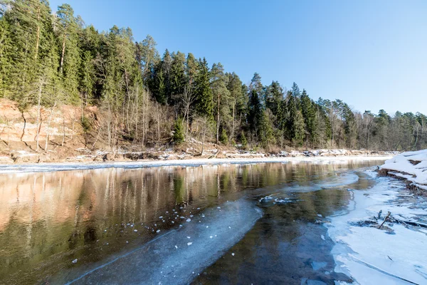 Rio congelado no inverno — Fotografia de Stock