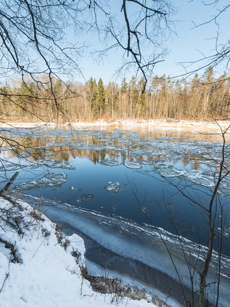 Zugefrorener Fluss im Winter — Stockfoto