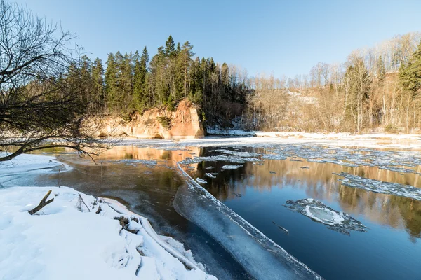 Frusen flod på vintern — Stockfoto