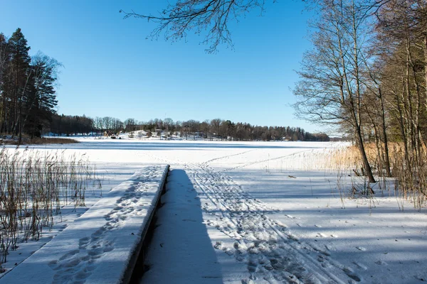 Bevroren meer in de winter — Stockfoto