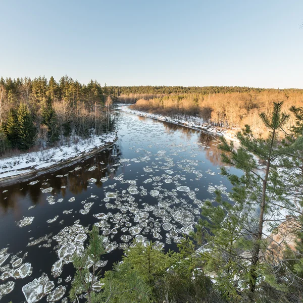 Zamrzlá řeka v zimě — Stock fotografie
