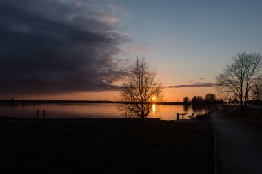 Denizin üzerinde gün batımı