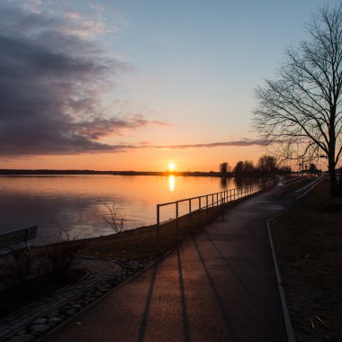 Denizin üzerinde gün batımı
