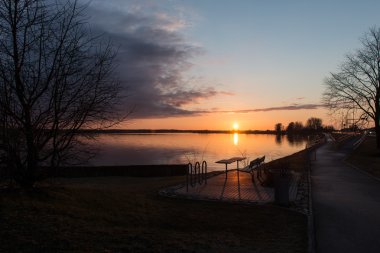 Denizin üzerinde gün batımı