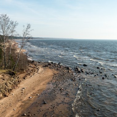 Baltık Denizi plaj kayalar ve kum tepeleri ile kıyı