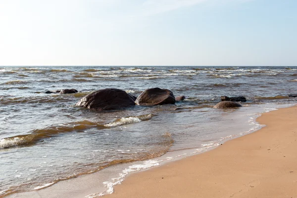 Linii brzegowej plaży Morza Bałtyckiego ze skał i wydmy — Zdjęcie stockowe