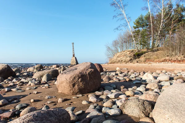 Gamla ruiner av fyr på stranden — Stockfoto