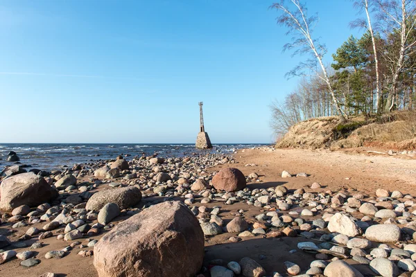 Régi romok, a világítótorony a parton — Stock Fotó