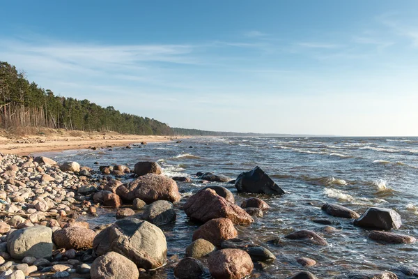 Partvonal Balti-tenger strand sziklák és homok dűnék — Stock Fotó