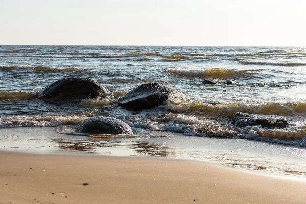 Ondas do mar esmagando em rochas — Fotografia de Stock