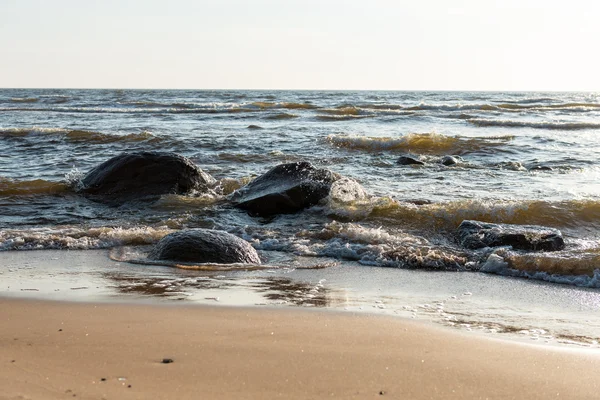 Fale morskie kruszenia na skałach — Zdjęcie stockowe