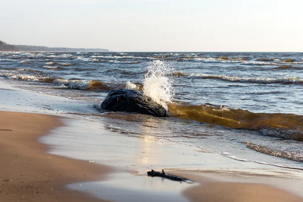 Fale morskie kruszenia na skałach — Zdjęcie stockowe