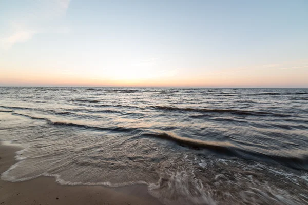 Linea costiera della spiaggia del Mar Baltico con rocce e dune di sabbia — Foto Stock