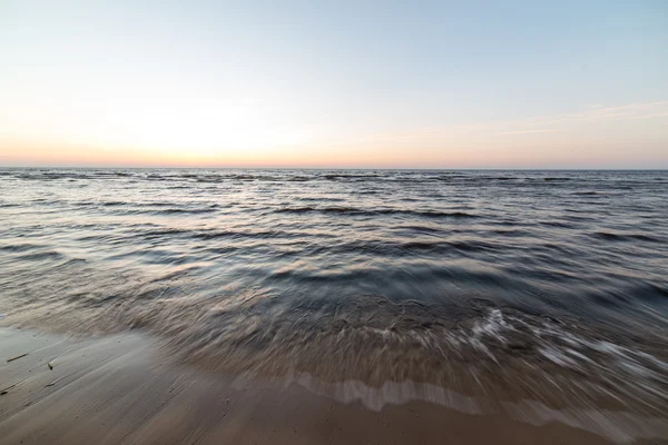 Strandlinjen av Östersjöns strand med klippor och sanddyner — Stockfoto