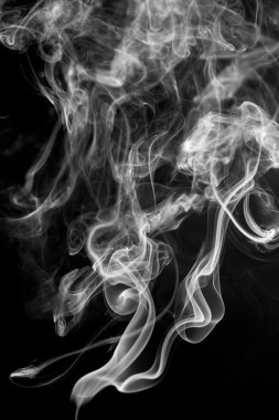 Siyah arkaplanda beyaz duman