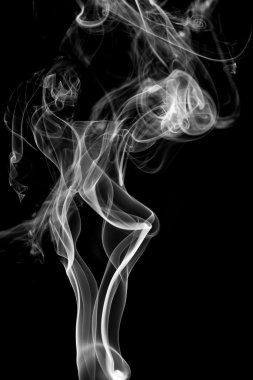 Siyah arkaplanda beyaz duman