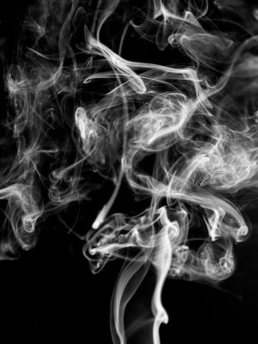 Siyah arkaplanda beyaz duman